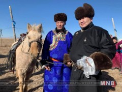 Өвөр Монголын их аварга Баярбаатар Д.Дагвадоржид эмээл хазаартай морь бэлэглэжээ