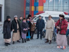 Их аварга Д.Бямбадорж зарим эмнэлэгт тэргэнцэр болон түргэний машин гардууллаа