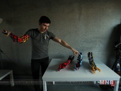 19 настай залуу инженер “Lego” тоглоомоор өөртөө хиймэл гар бүтээжээ