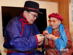 УИХ-ын дарга Г.Занданшатар ахмад буурлууд дээрээ айлчлан золголоо