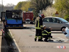 Италид автобусны жолооч 50 гаруй сурагчтай автобусанд гал тавьжээ