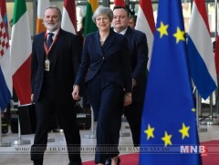 Их Британи Европын холбооноос гарах хугацааг хойшлууллаа