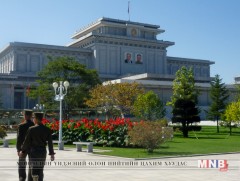 Ким Жон Ун эцгийнхээ дурсгалыг хүндэтгэх арга хэмжээнд оролцлоо