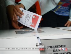 Индонезид Ерөнхийлөгчийн болон парламентын сонгуулийн саналын хуудсыг тоолж байна