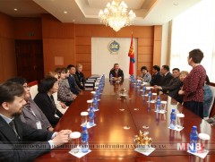Монгол судлаач эрдэмтдийн төлөөллийг хүлээн авч уулзав