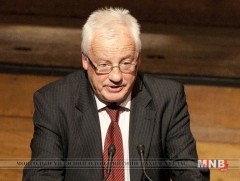 Хатан хааны комиссыг Шинэ Зеландын Дээд шүүхийн шүүгч Уильям Янг тэргүүлнэ