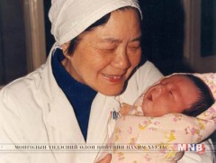 БНХАУ-ын анхны “хуруу шил”-ний хүүхэд ээж болжээ