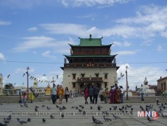 Бурхан багшийн эрдэнийн шүтээнийг Гандантэгчиглэн хийдэд заллаа