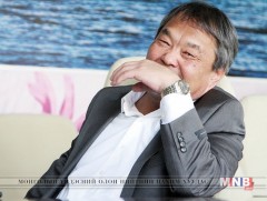 Зогсож байгаа хүн...