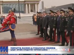 Генералууд жанжин Д.Сүхбаатарын хөшөөнд цэцэг өргөж хүндэтгэл үзүүлж байна