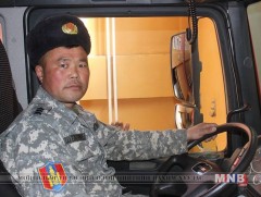 Эрхэлж, нялхардаггүй зангарагтай, эргэж буцахгүй тангарагтай эрчүүдийн алба шүү дээ 