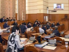 Төсвийн хүрээний мэдэгдэл, төсвийн төсөөллийн тухай хууль тогтоомжийн төслийг эцсийн хэлэлцүүлэгт ..