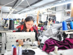 Нийт аж ахуйн нэгжийн 77 хувь буюу 60 мянга нь жижиг дунд үйлдвэр байдаг