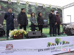 УИХ-ын дарга Г.Занданшатар Үндэсний цэцэрлэгт хүрээлэнд мод тарилаа