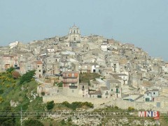 Хаягдсан байшингуудыг тус бүрийг нь нэг еврогоор үнэлэн зарж байна