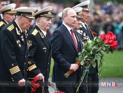 Нэр нь үл мэдэгдэх цэргийн бунханд цэцэг өргөнө 