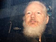 Жулиан Ассанжийн бие мууджээ 