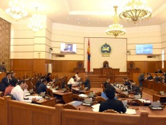 Монгол Улсын Үндсэн хуульд оруулах нэмэлт, өөрчлөлтийн төслийг хэлэлцэхийг 98.4 хувийн саналаар дэ..