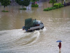 Үерт боогдсон хүмүүсийг аврах ажиллагаа үргэлжилж байна