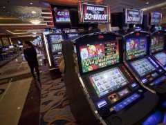 Мөрийтэй тоглоомонд донтож байр, автомашинаа алдсан хүмүүс олон байна