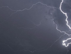 Зарим газраар дуу цахилгаантай бороо орно