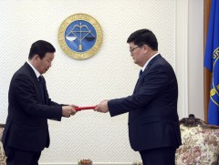 Үндсэн хуульд оруулах нэмэлт, өөрчлөлтийн төслийг Үндсэн хуулийн цэцэд өргөн барилаа