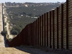 АНУ-ын Мексиктэй хиллэдэг хэсэгт барьсан ханыг цэргүүд будна