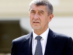 Андрей Бабишийг огцрохыг шаардан эсэргүүцлийн жагсаал зохион байгууллаа