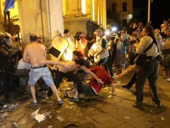 Гүржид эсэргүүцлийн жагсаалын үеэр саатуулагдсан 55 хүнийг суллажээ