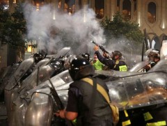 Гүржид цагдаа нар жагсагчдын эсрэг нулимс асгаруулагч хий ашиглажээ