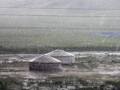 Ойрын өдрүүдэд дуу цахилгаантай, усархаг бороо орно 