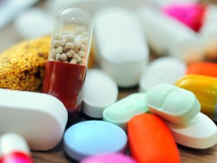 Хувийн гар тээшинд таблетка эмүүд, биобэлдмэл нууж хууль бусаар хилээр нэвтрүүлэхийг завджээ