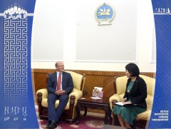 УИХ-ын гишүүн Б.Саранчимэг  Стэнфордын их сургуулийн дэргэдэх Ахлах сургуулийн захирал Рик Соммарт..