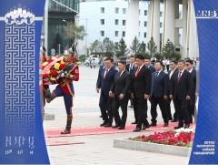 Жанжин Д.Сүхбаатарын хөшөөнд цэцэг өргөж, Эзэн Чингис хааны хөшөөнд хүндэтгэл үзүүллээ