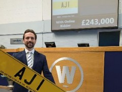 Англид автомашины ховор дугаарыг 306 мянган ам.доллараар худалджээ