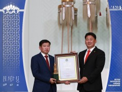 Нэр бүхий хүмүүсийг Засгийн газрын Хүндэт өргөмжлөлөөр шагналаа