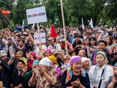 Бишкект ерөнхийлөгч асан Атамбаевийг дэмжигчдийн жагсаал боллоо