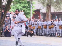 Африк эрчүүд Шаолины сүмийг зорин кунг-фу сурч байна