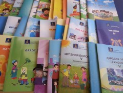 Ахлах, дунд ангийнхан сурах бичгээ түрээсээр хэрэглэнэ