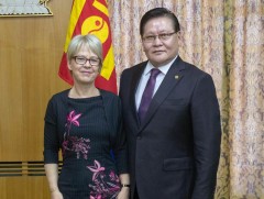 НҮБ-ын Суурин зохицуулагчийг Онцгой байдлын албаны “Тэргүүний ажилтан” тэмдэгээр шагнав