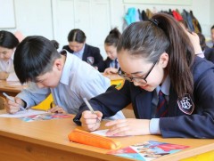 Ерөнхий боловсролын сургуулийн ахлах, дунд ангийн сурагчид сурах бичиггүй хичээллэж байна