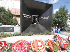 Хэлмэгдэгсдийн хөшөөнд цэцэг өргөлөө