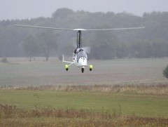 Нэг суудалтай нисдэг тэргээр дэлхийг тойрох аялал хийжээ