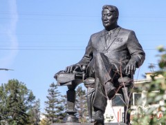  Орхончууд Маршал Ю.Цэдэнбал агсны хөшөөнд цэцэг өргөжээ 