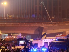 Гүүр нурж, хэд хэдэн машин дарагджээ