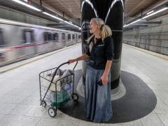 Орон гэргүй дуурийн дуучин тайзнаа дуулдаг болжээ