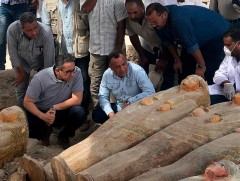 Египет улс гадна талдаа тамга бүхий 20 гаруй булш олжээ