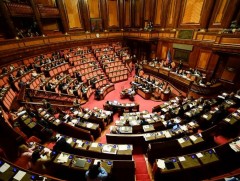 Итали улс парламентын гишүүдийн тоог эрс цөөрүүлснээр 1 тэрбум еврог хэмнэнэ
