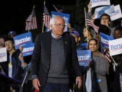 Берни Сандерс сонгуулийн ажлаа түр зогсоолоо