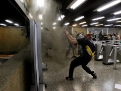 Метроны тасалбарын үнийн өсөлтийг эсэргүүцэгчид онц байдал зарлахад хүргэв 